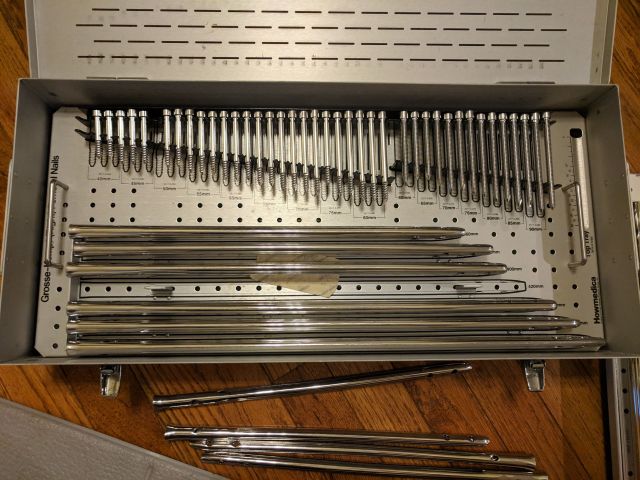 HOWMEDICA 38159350 Grosse-Kempf right femoral nails and screws