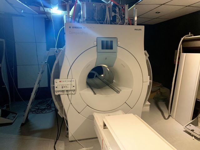 PHILIPS Intera 1.0T MRI Scanner