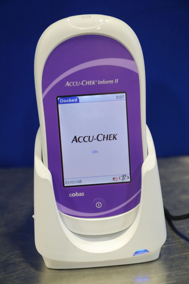 ROCHE DIAGNOSTICS Accu-Check Inform II Glucose Analyzer