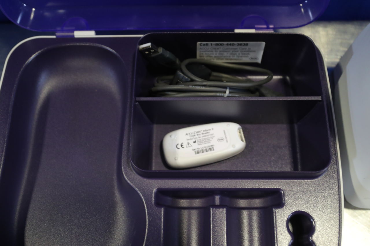 ROCHE DIAGNOSTICS Accu-Check Inform II Glucose Analyzer