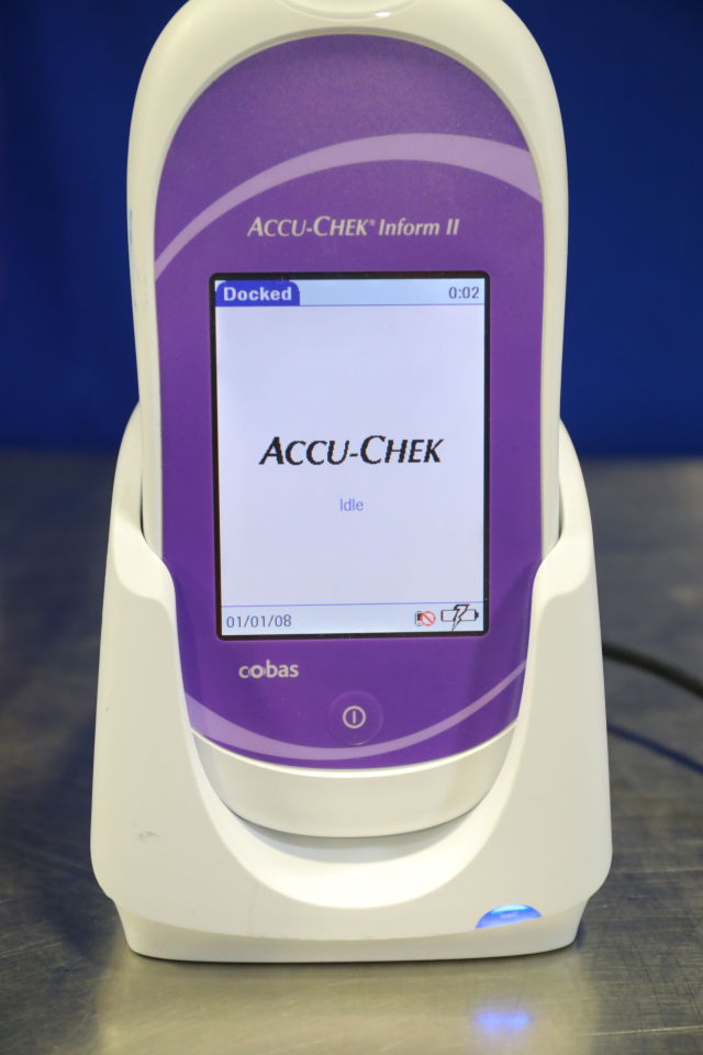 ROCHE DIAGNOSTICS Accu-Check Inform II Glucose Analyzer