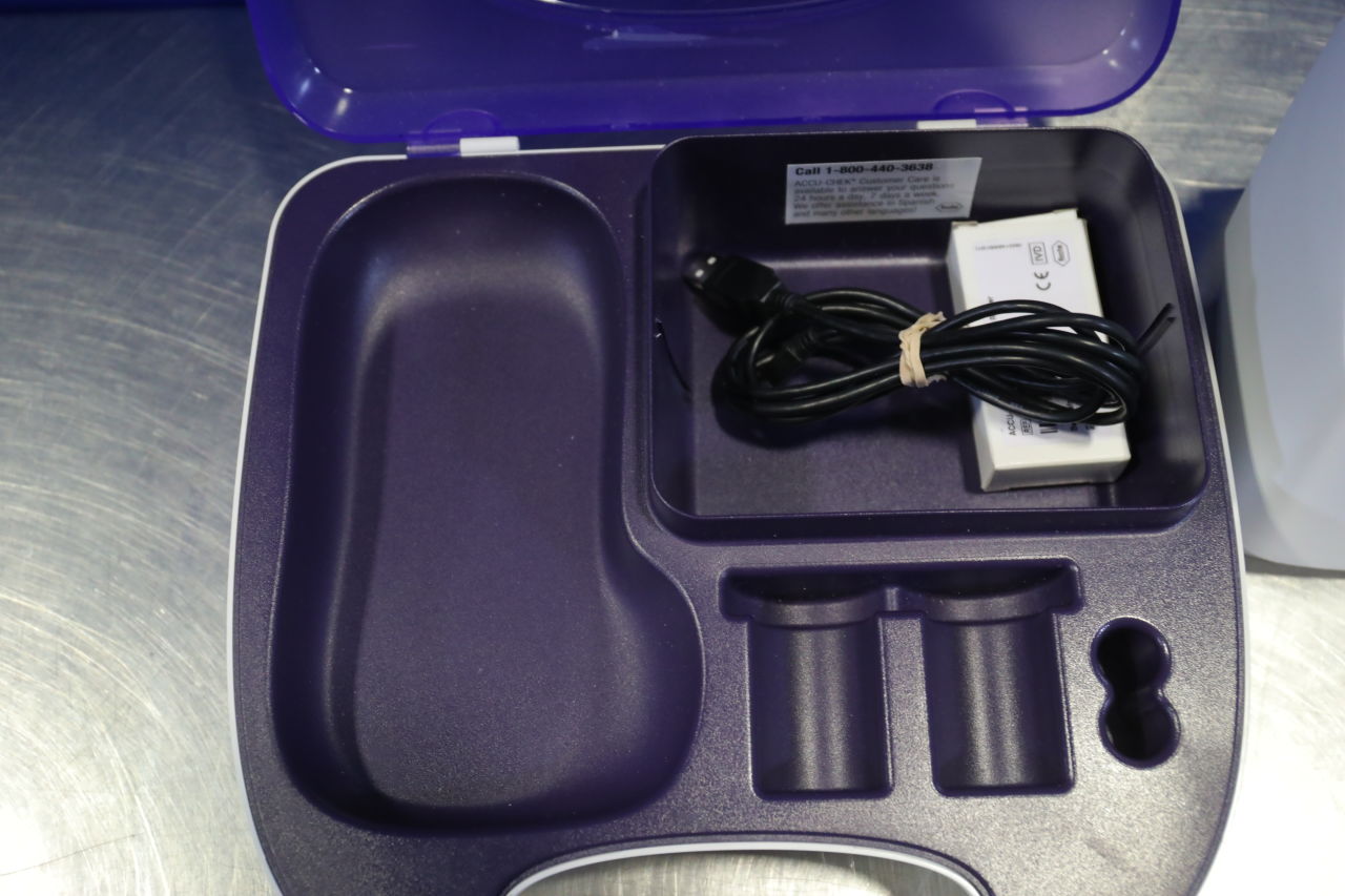 ROCHE DIAGNOSTICS Accu-Check Inform II Glucose Analyzer