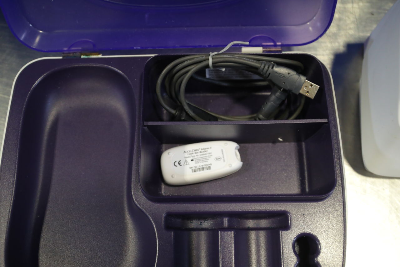 ROCHE DIAGNOSTICS Accu-Check Inform II Glucose Analyzer