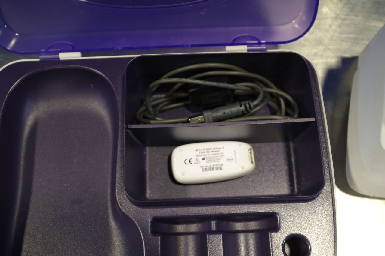 ROCHE DIAGNOSTICS Accu-Check Inform II Glucose Analyzer