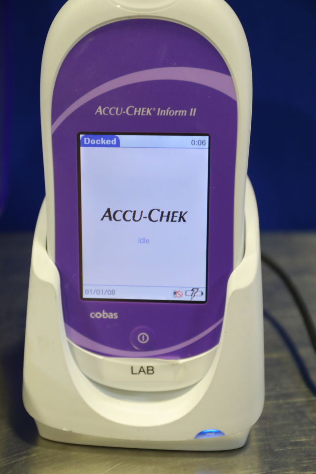 ROCHE DIAGNOSTICS Accu-Check Inform II Glucose Analyzer