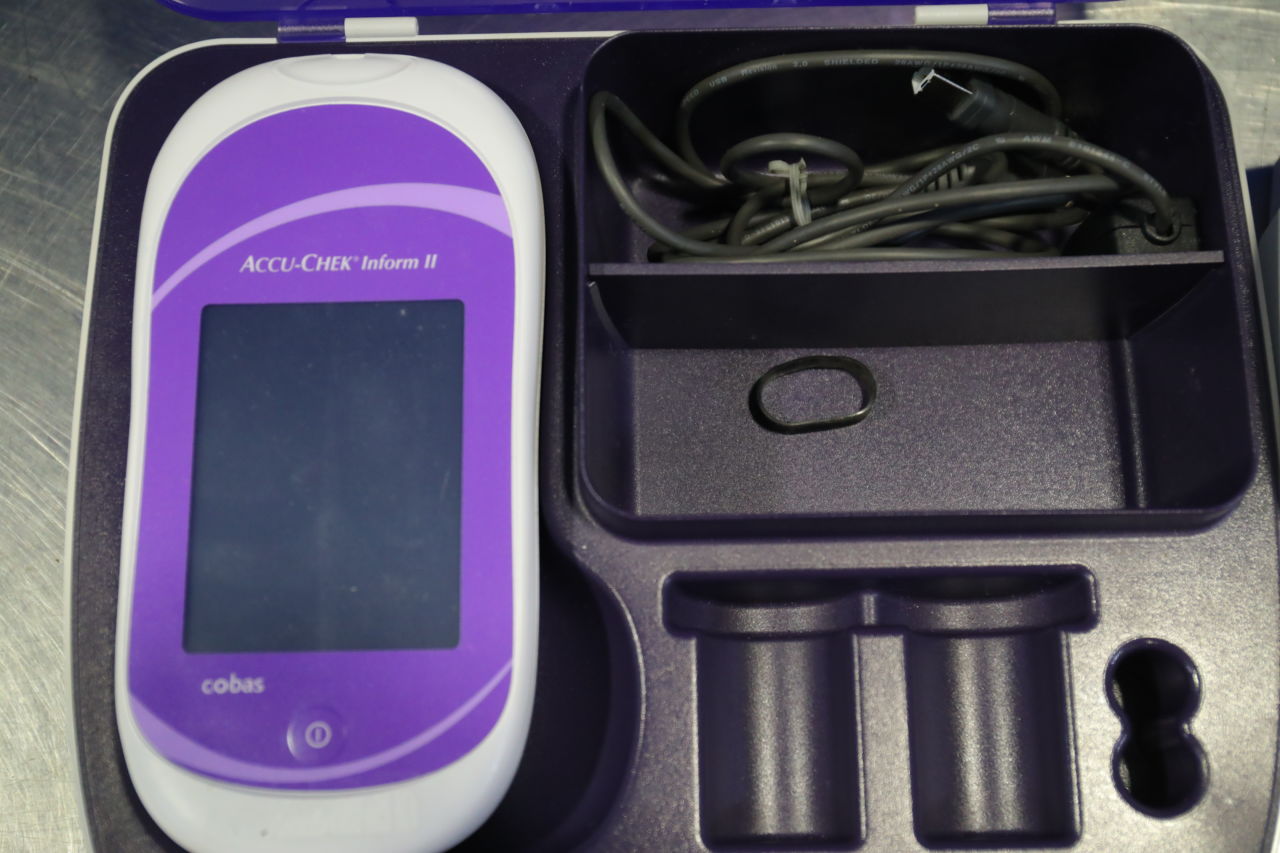 ROCHE DIAGNOSTICS Accu-Check Inform II Glucose Analyzer