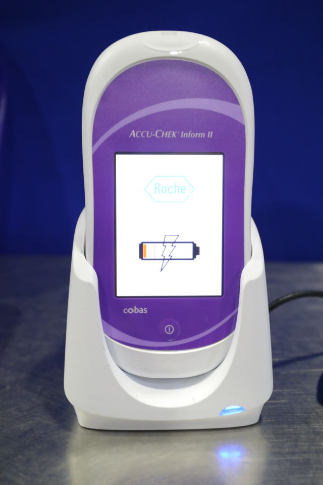 ROCHE DIAGNOSTICS Accu-Check Inform II Glucose Analyzer