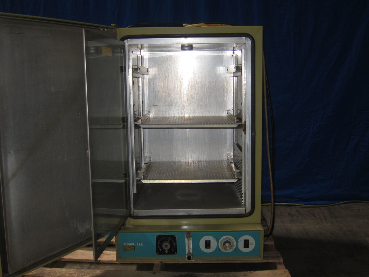 NAPCO Model 322 Incubator